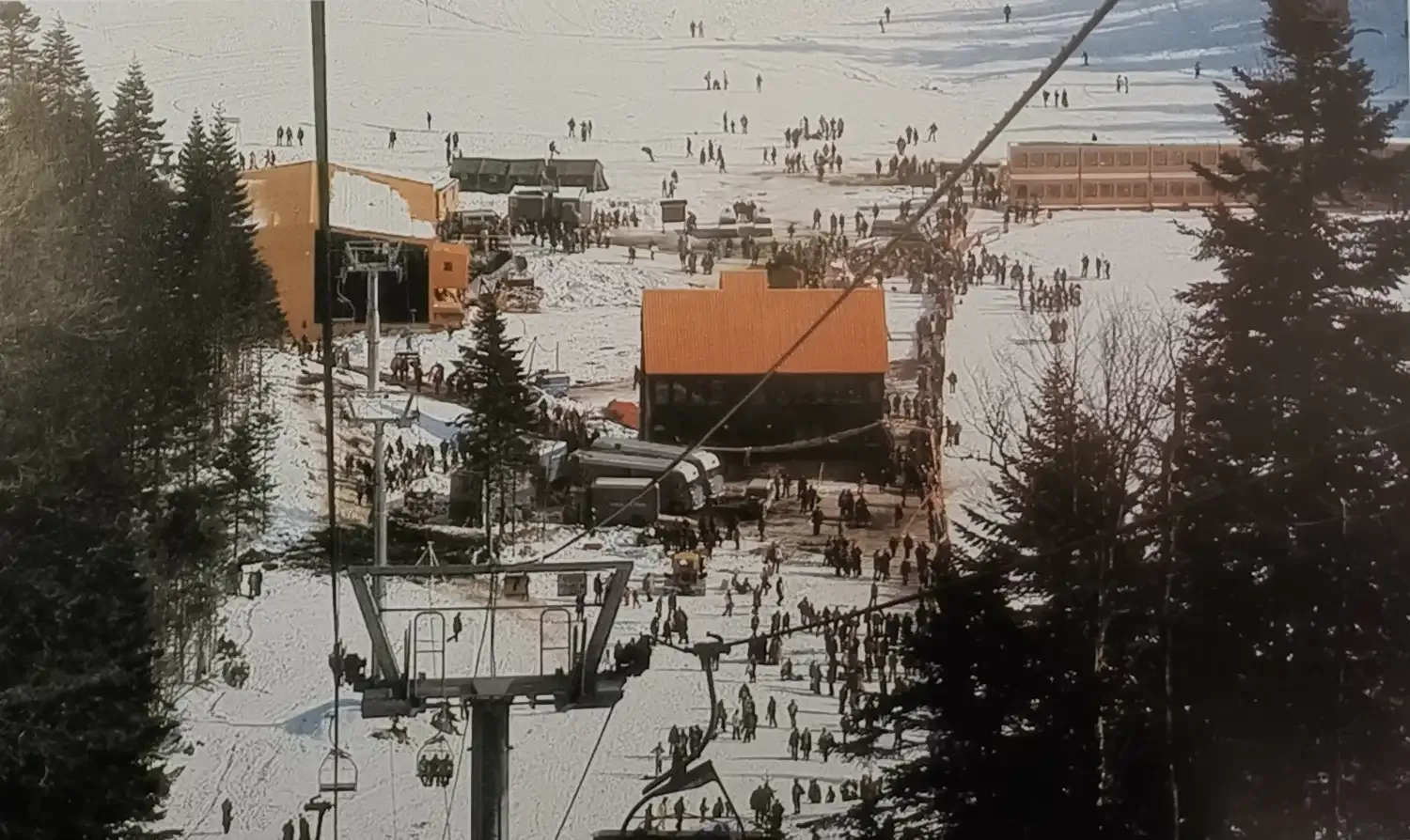 Crowds gather at the Bjelašnica three-seater chairlift in 1983