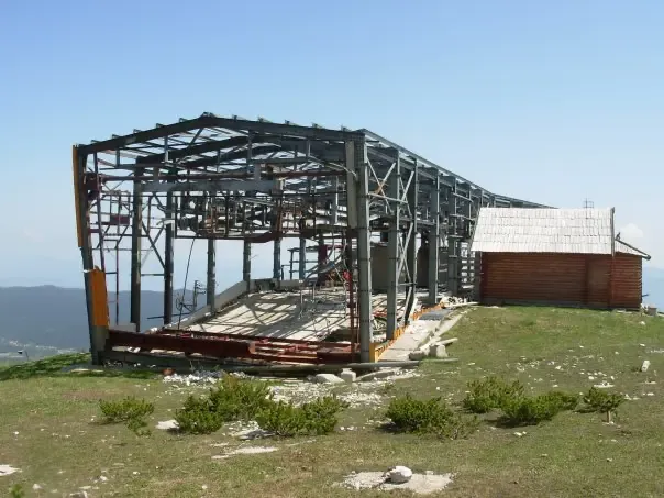 The skeletal remains of the Bjelašnica three-seater middle station, 1990s