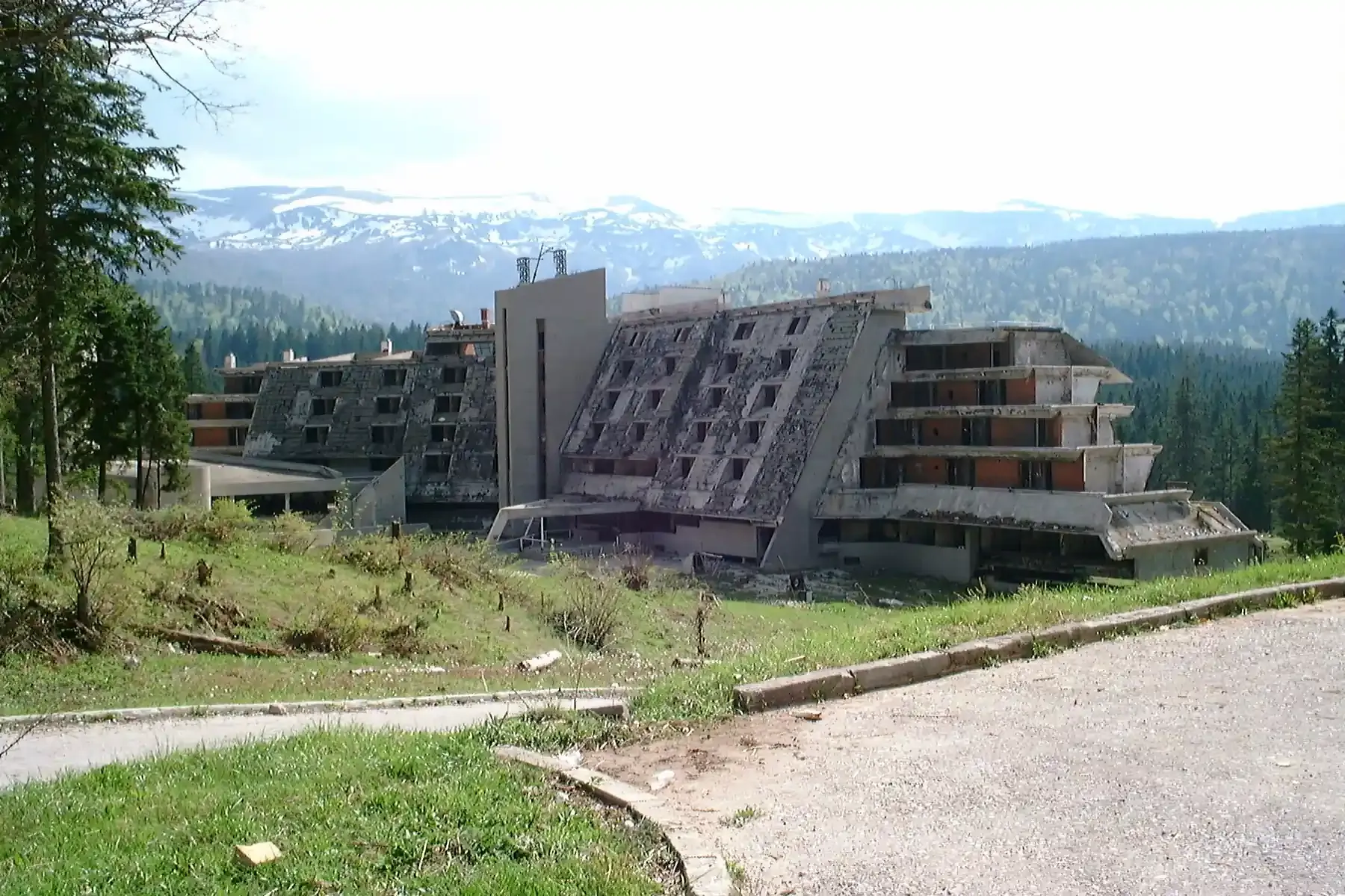 The skeletal remains of the Hotel Igman in March 2000
