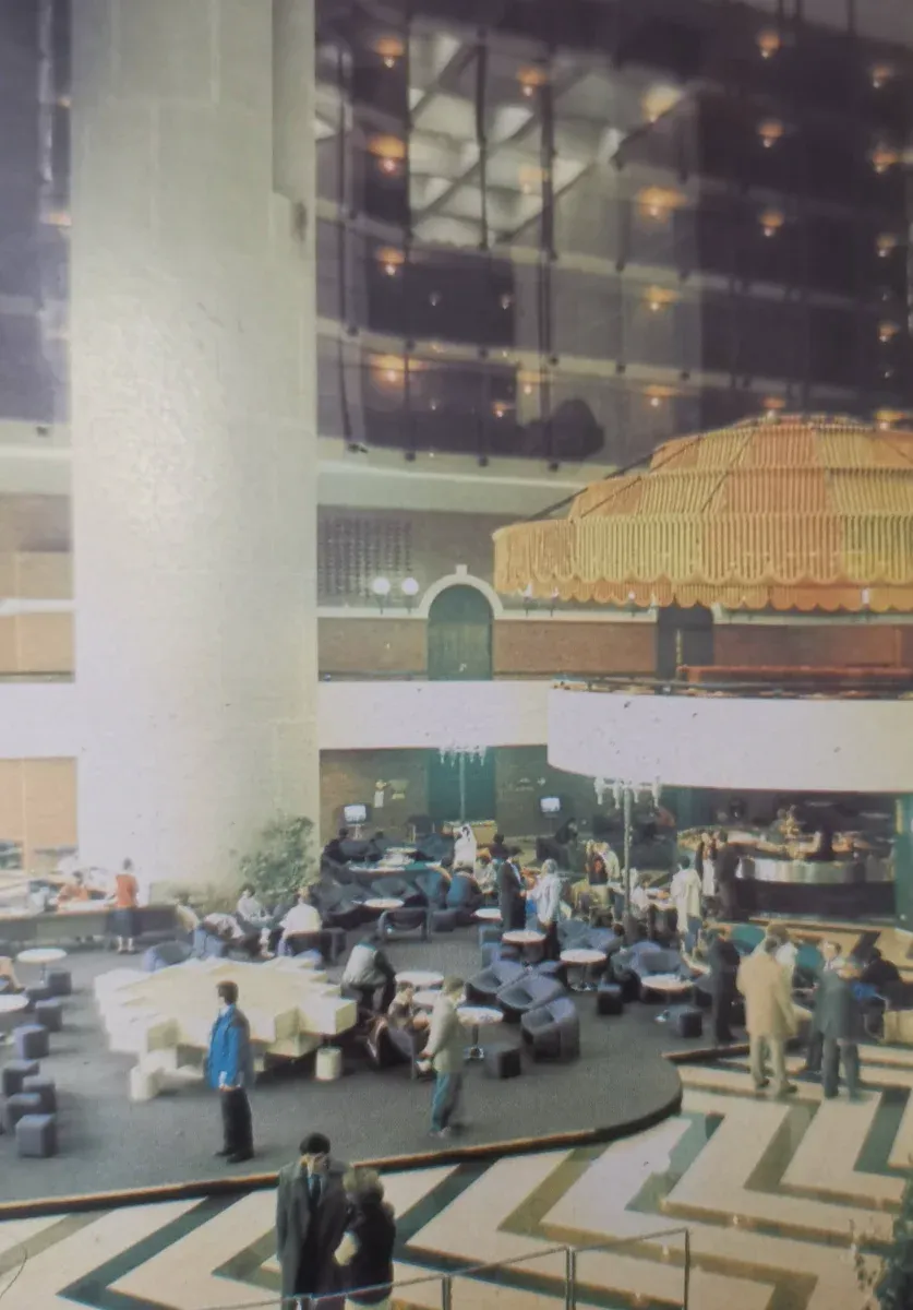Guests gather in the atrium of the Hotel Holiday Inn, 1985
