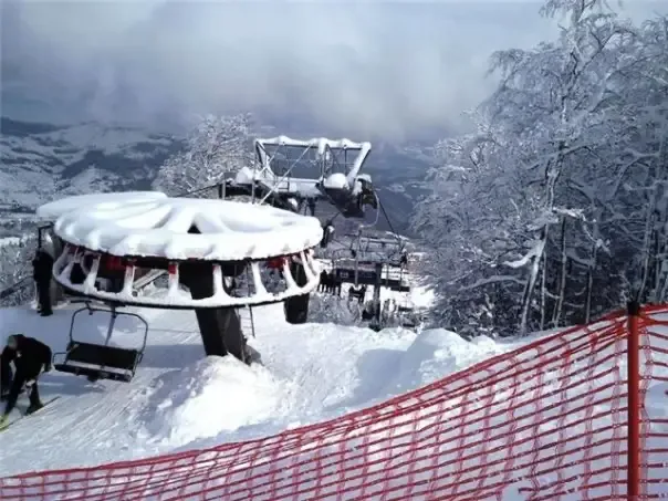 A snow-covered three-seater chairlift terminal at Bjelašnica in 2009