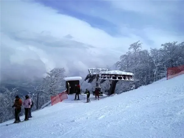 Skiers at the Bjelašnica three-seater lift terminal in 2009