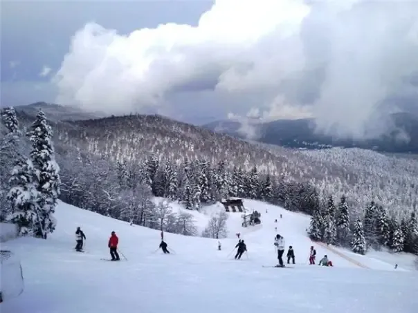 Skiers descend the Heliodrom slopes at Bjelašnica in 2009