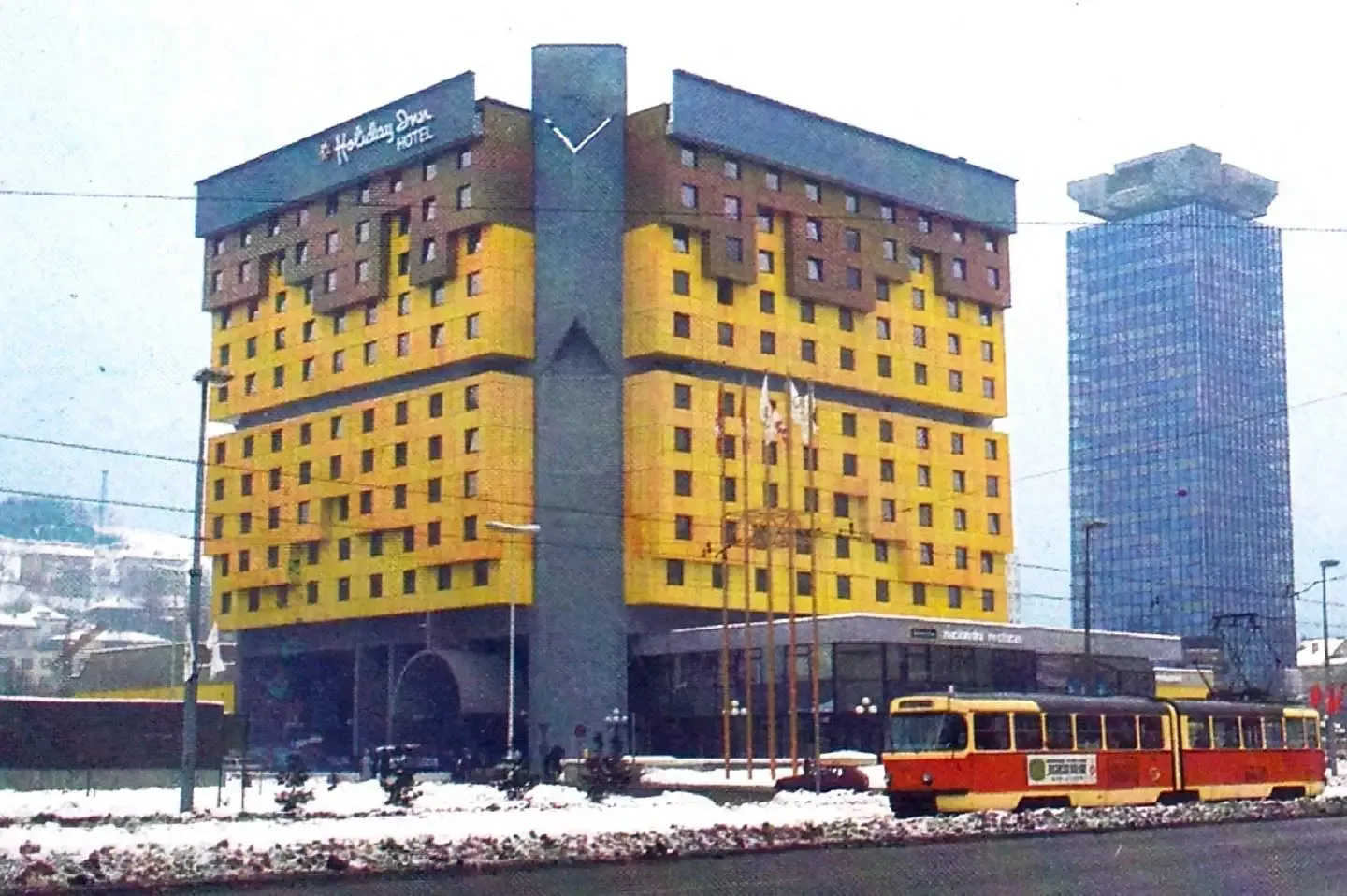 A tram passes the distinctive yellow Holiday Inn hotel in 1985