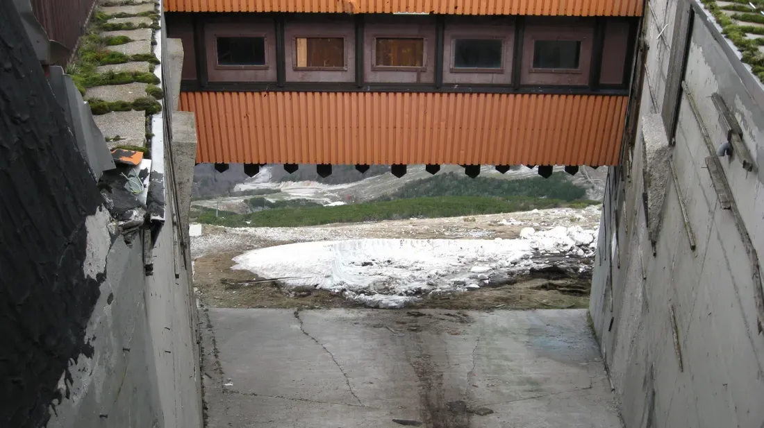 The Bjelašnica summit start house overlooking the ski slopes in 2020