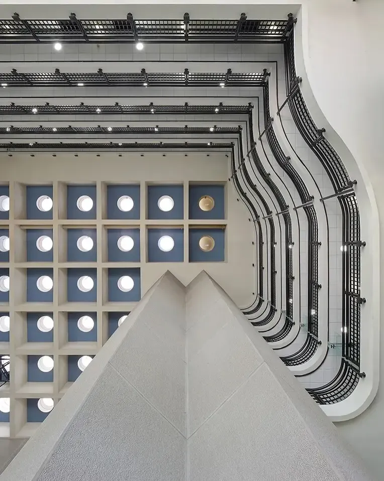 The geometric atrium and tiered balconies of Hotel Holiday in 2026
